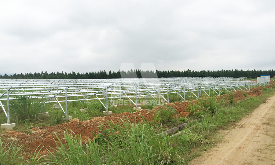 2015.12 中國(guó)臨湘市20MW 地面碳鋼支架安裝項(xiàng)目
