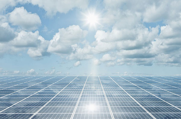 光伏市場是否有發(fā)展?jié)摿?/><br/><br/><strong>四、光伏發(fā)電的優(yōu)點(diǎn)</strong><br/><br/>能源是人類社會賴以生存的物質(zhì)基礎(chǔ)，是經(jīng)濟(jì)發(fā)展和社會進(jìn)步的重要資源。太陽能與煤炭、石油、天然氣、核能等礦物燃料相比，具有以下優(yōu)點(diǎn)：<br/><br/>1、普遍性：太陽能遍布地球各個角落，可直接開發(fā)和利用，不需要開采和運(yùn)輸。<br/>2、無污染：太陽能是世界上最清潔的能源之一，其開發(fā)和利用都不會產(chǎn)生污染。<br/>3、豐富性：太陽能是世界上可供開發(fā)的最大能源，據(jù)統(tǒng)計，每年到達(dá)地球表面上的太陽輻射能量相當(dāng)于約130萬億噸標(biāo)準(zhǔn)煤。<br/>4、長久性：根據(jù)目前太陽產(chǎn)生的核能速率估算，氫的貯量足夠維持上百億年，而地球的壽命約為幾十億年，從這個角度看，太陽的能量是用之不竭的。<br/><br/><strong>五、光伏產(chǎn)業(yè)發(fā)展前景</strong><br/><br/>光伏的需求主要有兩類：一是工商業(yè)、居民等戶用光伏發(fā)電，二是集中式發(fā)電，用于并網(wǎng)運(yùn)行的光伏發(fā)電，現(xiàn)在很多工商業(yè)建筑、民居屋頂都有大量的空間安裝太陽能發(fā)電系統(tǒng)，對電的需求比較大，未來光伏產(chǎn)業(yè)發(fā)展前景的預(yù)測可參考以下幾點(diǎn)：<br/><br/><span style=