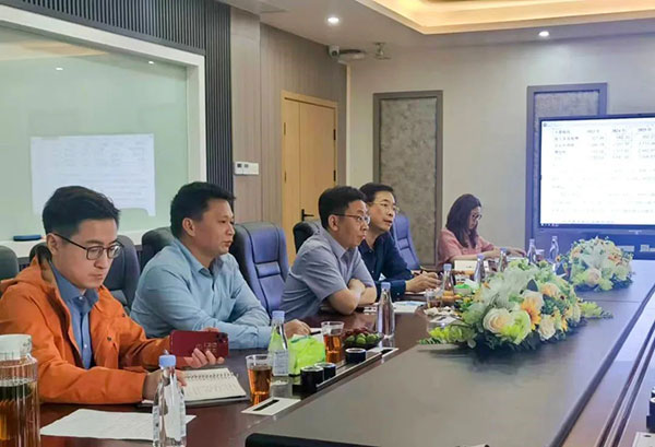 集美區(qū)領(lǐng)導(dǎo)與邁貝特高層探討問題