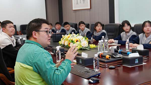 邁貝特?cái)y手青少年探索綠色智造工廠