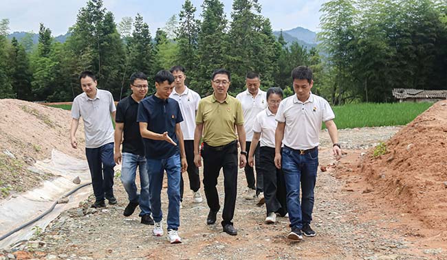 邁貝特深入永春縣曲斗村，開展黨建村企聯(lián)建